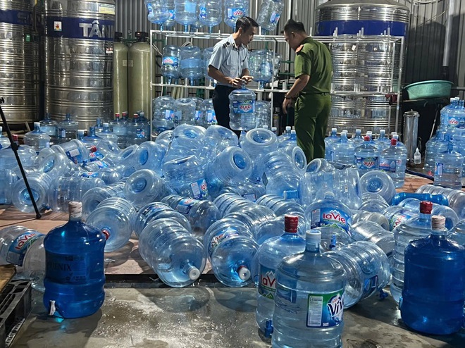 Vụ 20.000 bình nước Lavie giả tuồn đi tiêu thụ khắp nơi ở Hà Nội: Chi phí sản xuất chỉ 10.000 đồng, bán ra 70.000 đồng- Ảnh 3. Vụ 20.000 bình nước Lavie giả tuồn đi tiêu thụ khắp nơi ở Hà Nội: Chi phí sản xuất chỉ 10.000 đồng, bán ra 70.000 đồng- Ảnh 3.