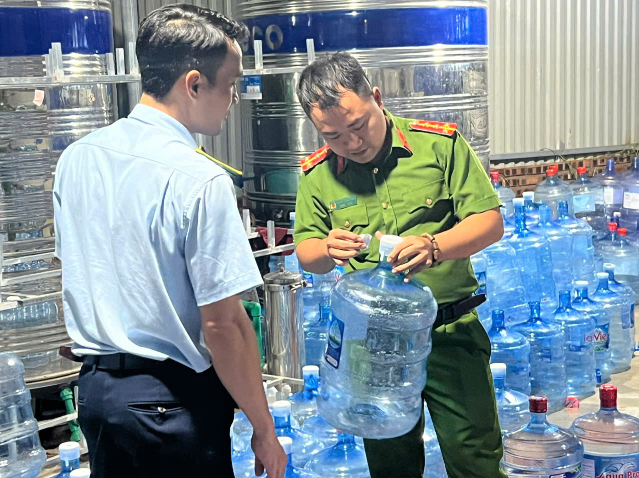 Vụ 20.000 bình nước Lavie giả tuồn đi tiêu thụ khắp nơi ở Hà Nội: Chi phí sản xuất chỉ 10.000 đồng, bán ra 70.000 đồng- Ảnh 2. Vụ 20.000 bình nước Lavie giả tuồn đi tiêu thụ khắp nơi ở Hà Nội: Chi phí sản xuất chỉ 10.000 đồng, bán ra 70.000 đồng- Ảnh 2.