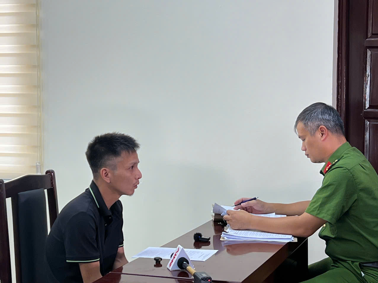 Vụ 20.000 bình nước Lavie giả tuồn đi tiêu thụ khắp nơi ở Hà Nội: Chi phí sản xuất chỉ 10.000 đồng, bán ra 70.000 đồng- Ảnh 1. Vụ 20.000 bình nước Lavie giả tuồn đi tiêu thụ khắp nơi ở Hà Nội: Chi phí sản xuất chỉ 10.000 đồng, bán ra 70.000 đồng- Ảnh 1.