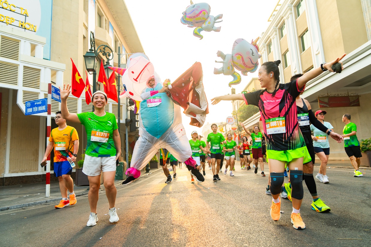 Hơn 11.000 vận động viên tham gia giải chạy biểu tượng của Hà Nội - VPBank Hanoi International Marathon 2025- Ảnh 2. Hơn 11.000 vận động viên tham gia giải chạy biểu tượng của Hà Nội - VPBank Hanoi International Marathon 2025- Ảnh 2.