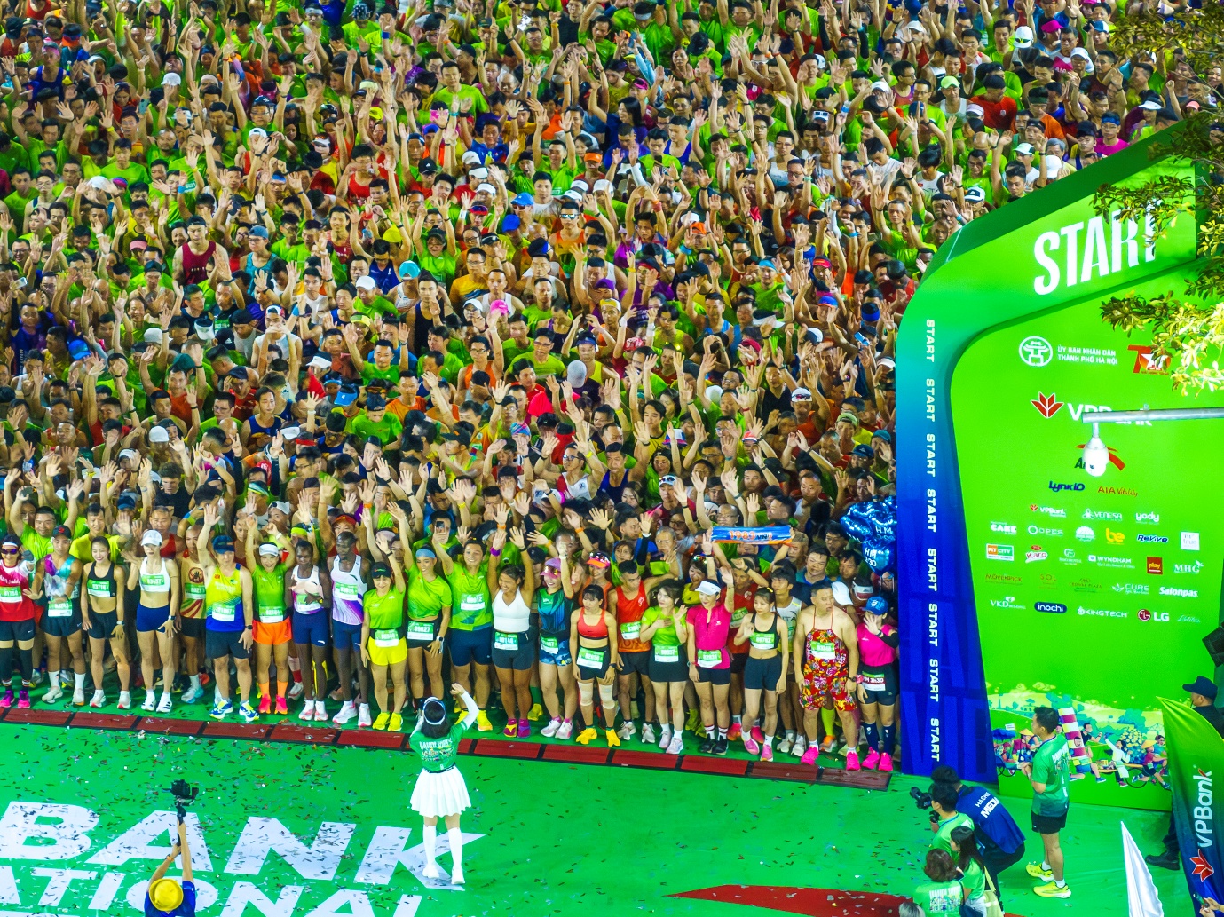 Hơn 11.000 vận động viên tham gia giải chạy biểu tượng của Hà Nội - VPBank Hanoi International Marathon 2025- Ảnh 4. Hơn 11.000 vận động viên tham gia giải chạy biểu tượng của Hà Nội - VPBank Hanoi International Marathon 2025- Ảnh 4.