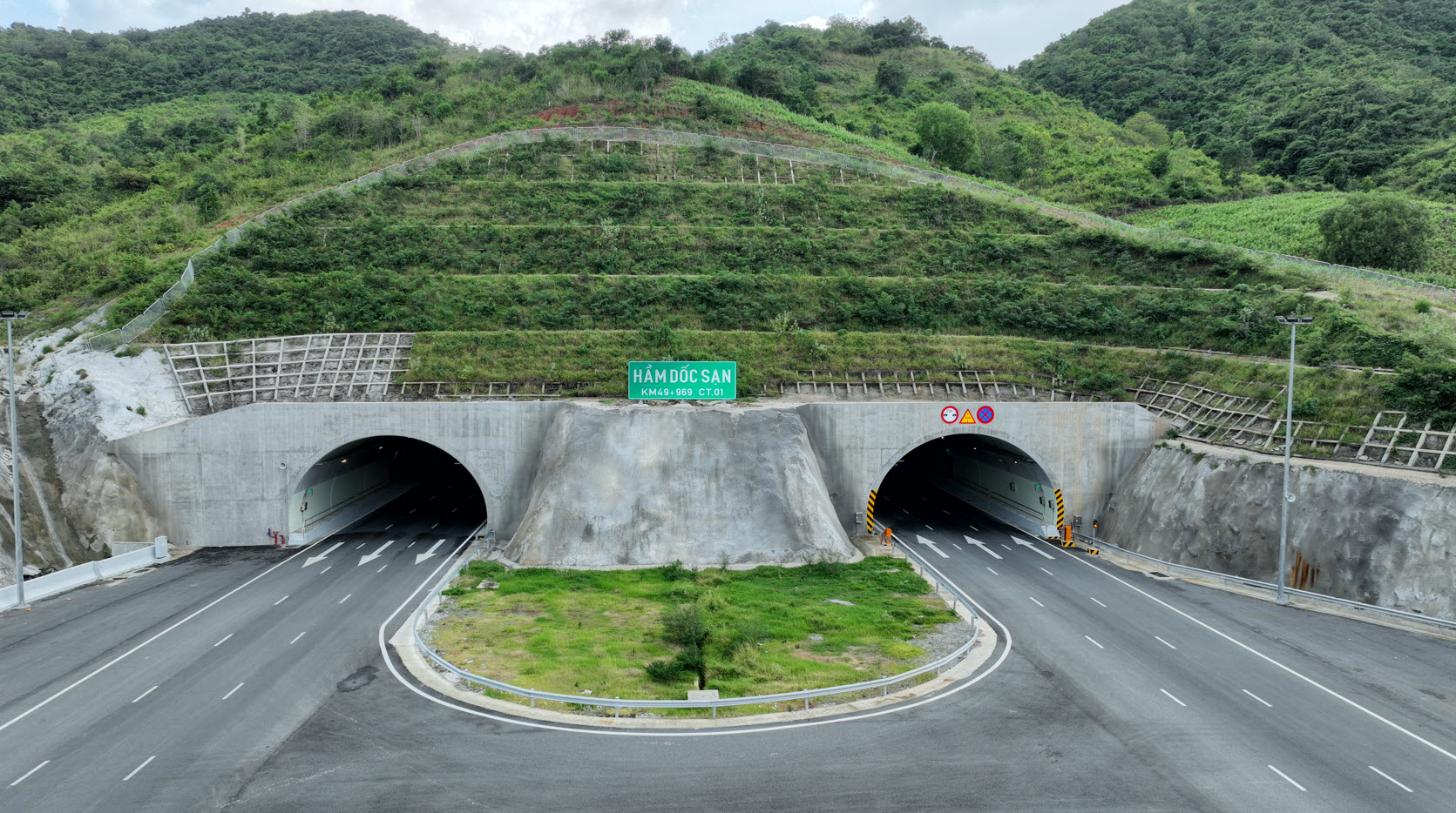 "Kỳ quan" hầm xuyên núi nghìn tỷ vượt tiến độ tới 6 tháng: Kỹ thuật đặc biệt hàng đầu thế giới từ Sơn Hải- Ảnh 1.