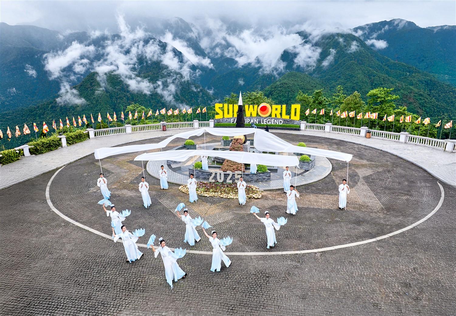 Lạc vào “miền cổ tích” trên đỉnh Fansipan mùa mây- Ảnh 8. C:\Users\haht02\Desktop\Fansipan muamay_rz\DJI_0459.jpg