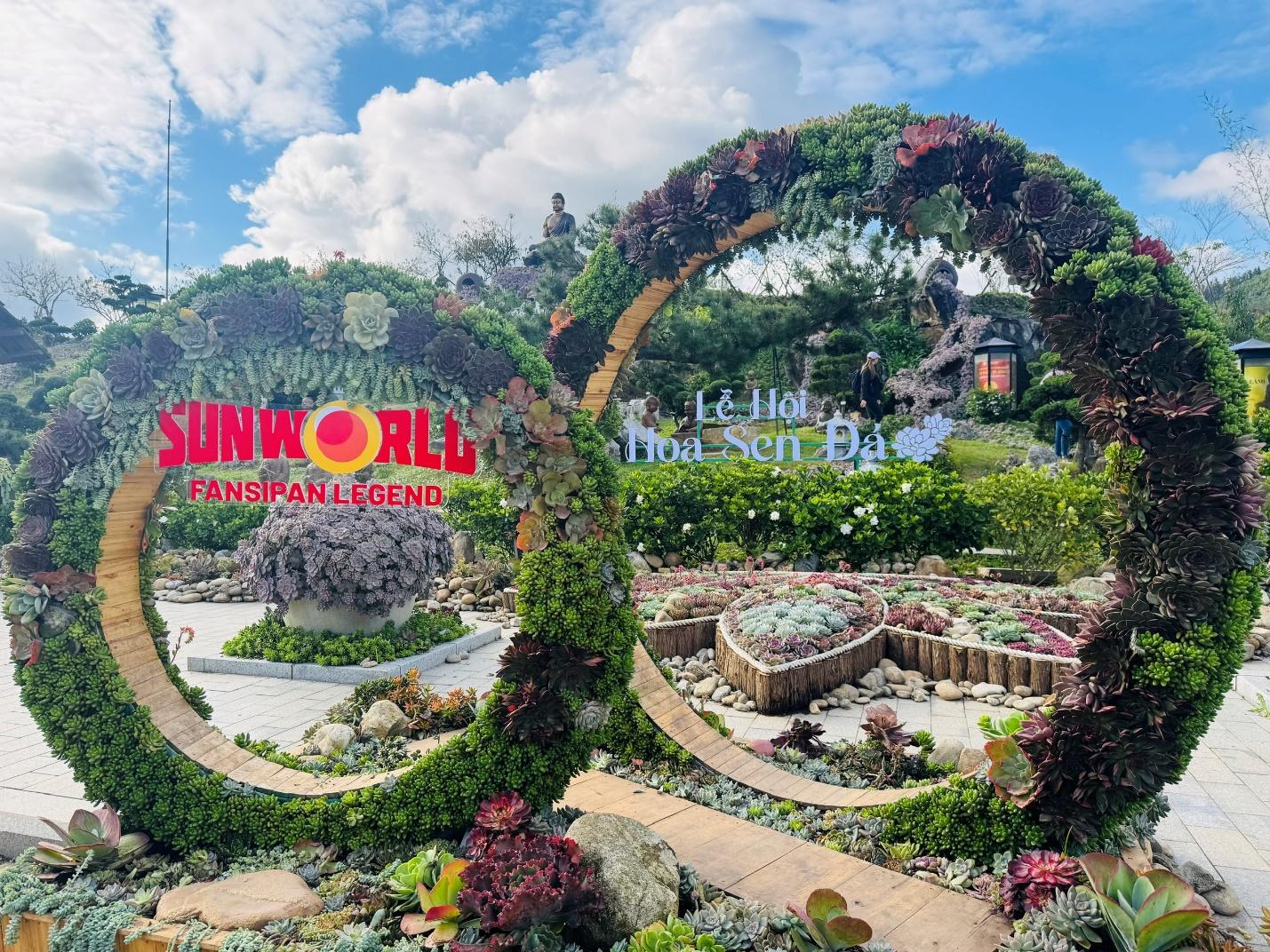 Lạc vào “miền cổ tích” trên đỉnh Fansipan mùa mây- Ảnh 9. C:\Users\haht02\Desktop\LH hoasenda_rz\z7144013459996_fb8e50f496f0518b879447a85f2945f2.jpg