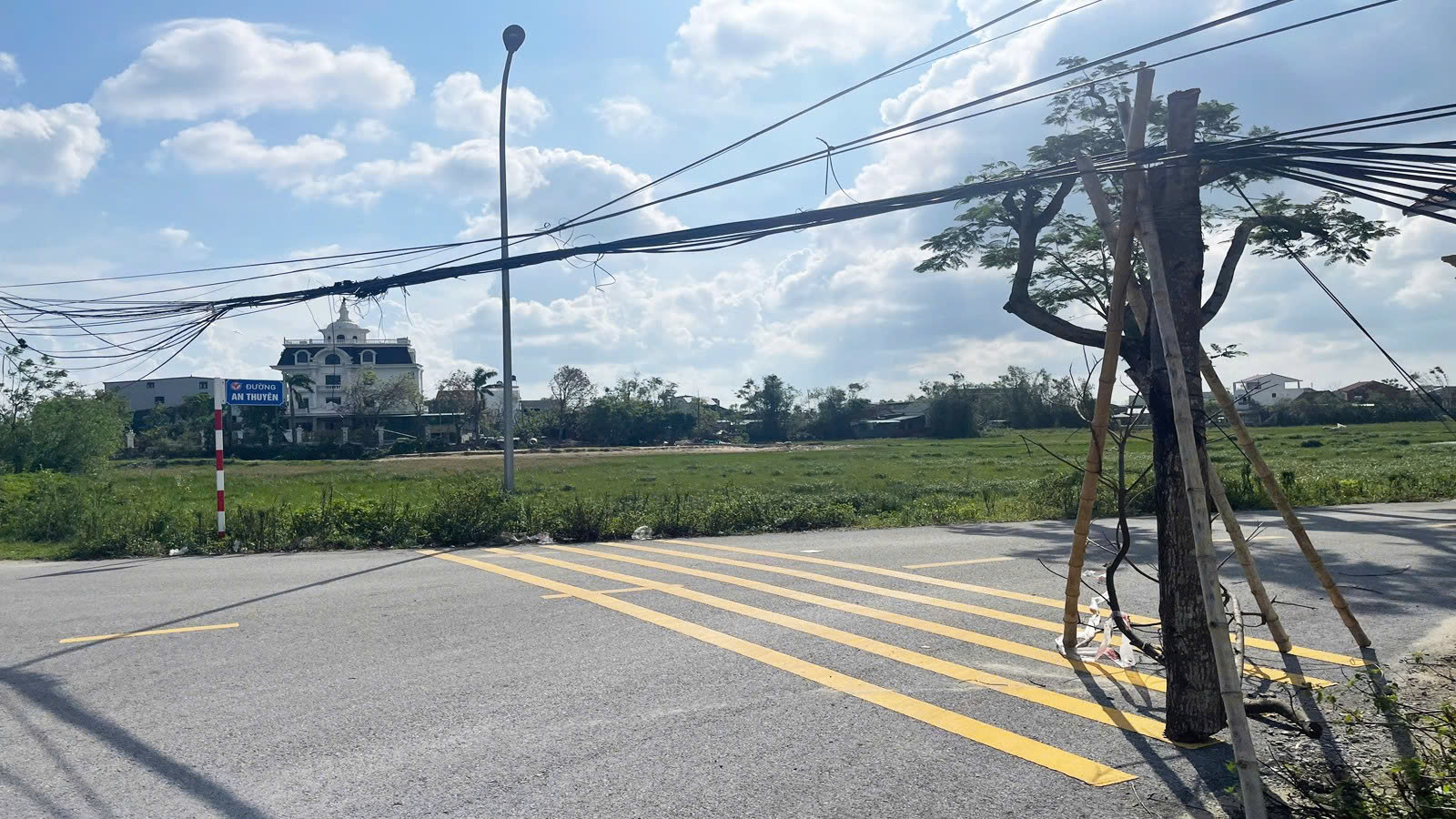 Nghệ An: Nguy cơ mất an toàn từ đường dây điện, cáp viễn thông- Ảnh 7. Nghệ An: Nguy cơ mất an toàn từ đường dây điện, cáp viễn thông- Ảnh 7.