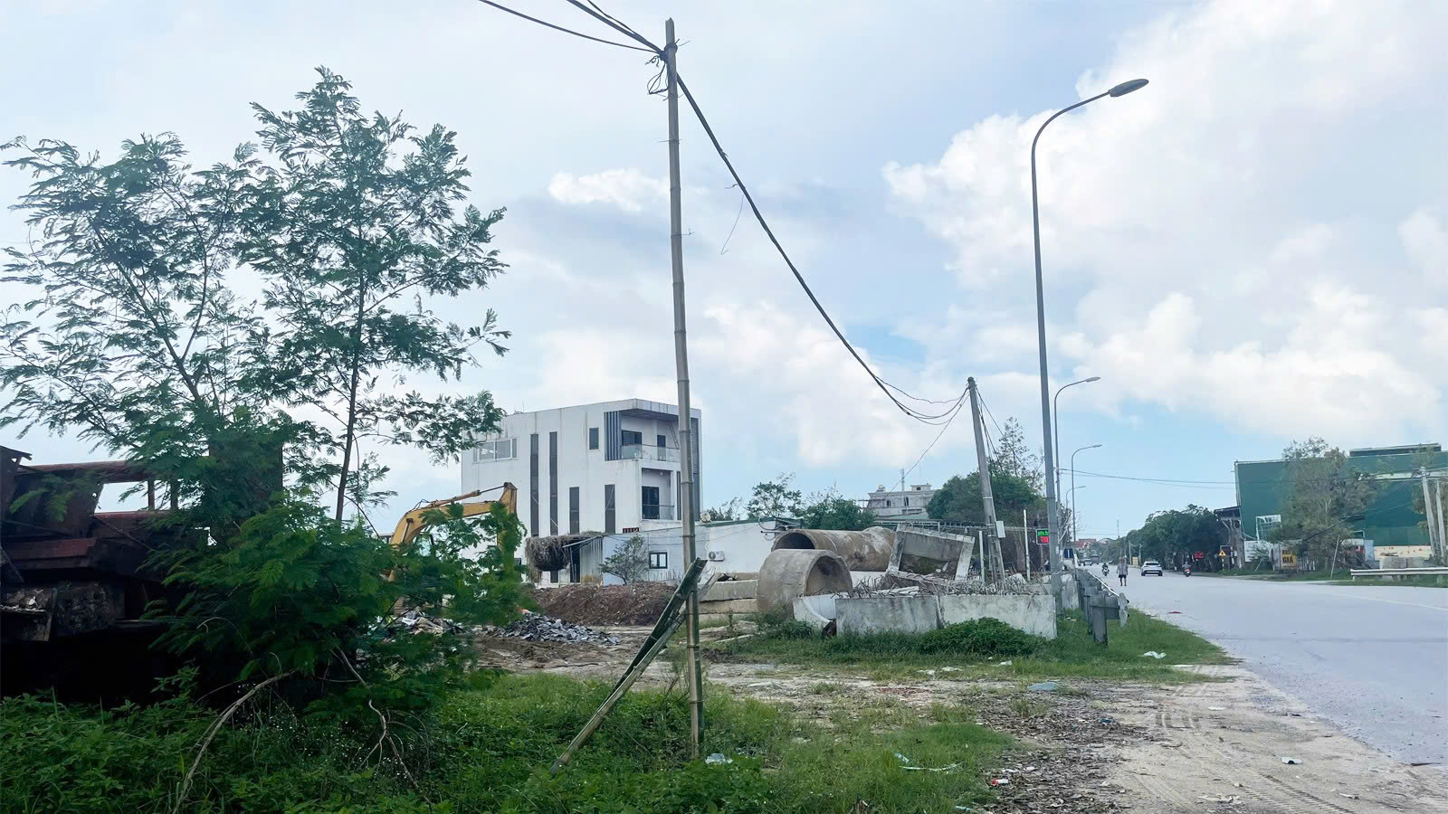 Nghệ An: Nguy cơ mất an toàn từ đường dây điện, cáp viễn thông- Ảnh 8. Nghệ An: Nguy cơ mất an toàn từ đường dây điện, cáp viễn thông- Ảnh 8.