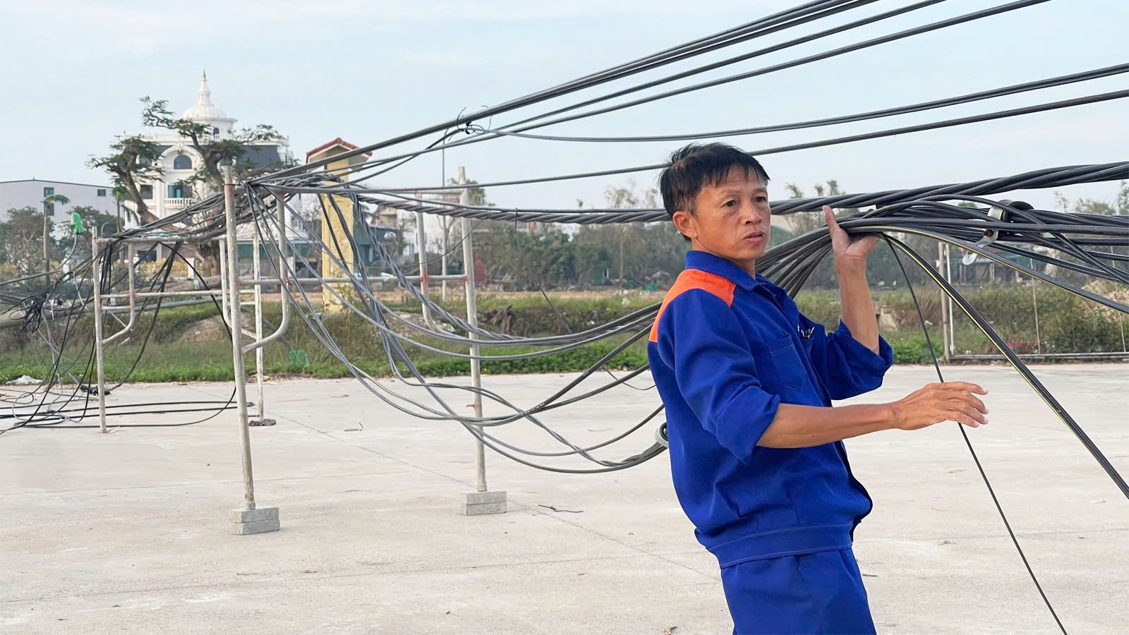 Nghệ An: Nguy cơ mất an toàn từ đường dây điện, cáp viễn thông- Ảnh 9. Nghệ An: Nguy cơ mất an toàn từ đường dây điện, cáp viễn thông- Ảnh 9.