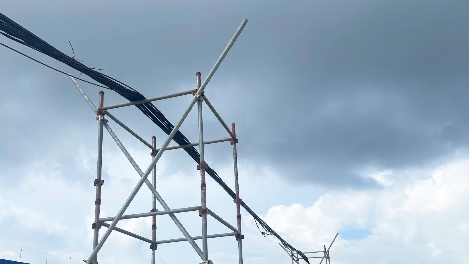 Nghệ An: Nguy cơ mất an toàn từ đường dây điện, cáp viễn thông- Ảnh 10. Nghệ An: Nguy cơ mất an toàn từ đường dây điện, cáp viễn thông- Ảnh 10.