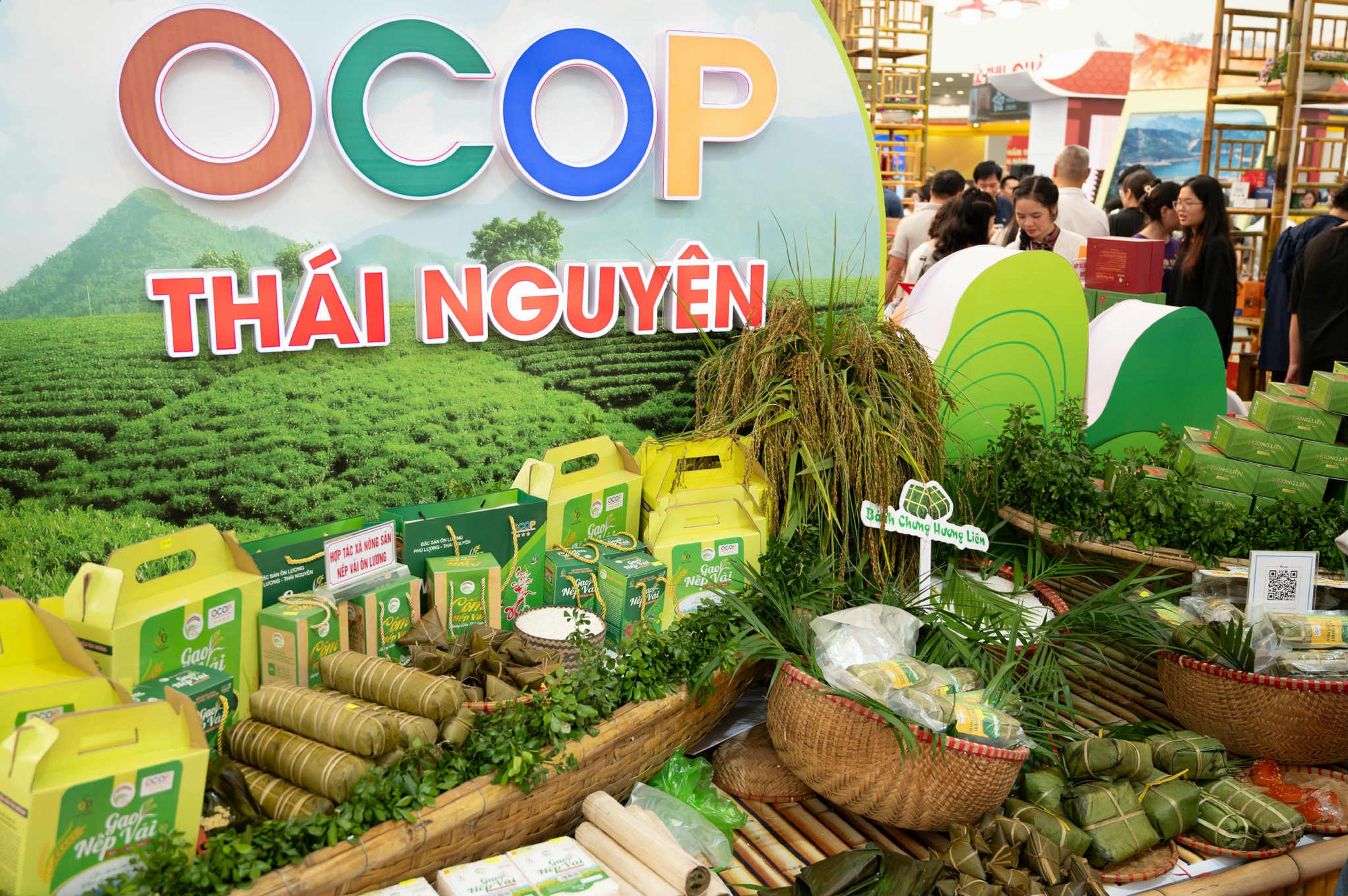 Thái Nguyên khẳng định bản sắc tại Hội chợ Mùa Thu 2025- Ảnh 4. Thái Nguyên khẳng định bản sắc tại Hội chợ Mùa Thu 2025- Ảnh 4.