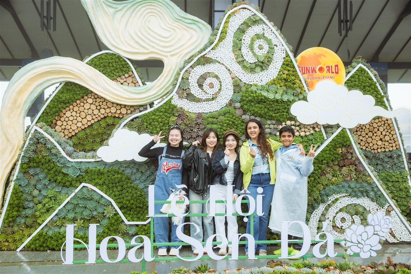 Du khách Tây thích thú săn mây, check in hoa Sen đá trên đỉnh Fansipan- Ảnh 3. C:\Users\haht02\Desktop\LH Hoa sen da_rz\_IEU9644.jpg