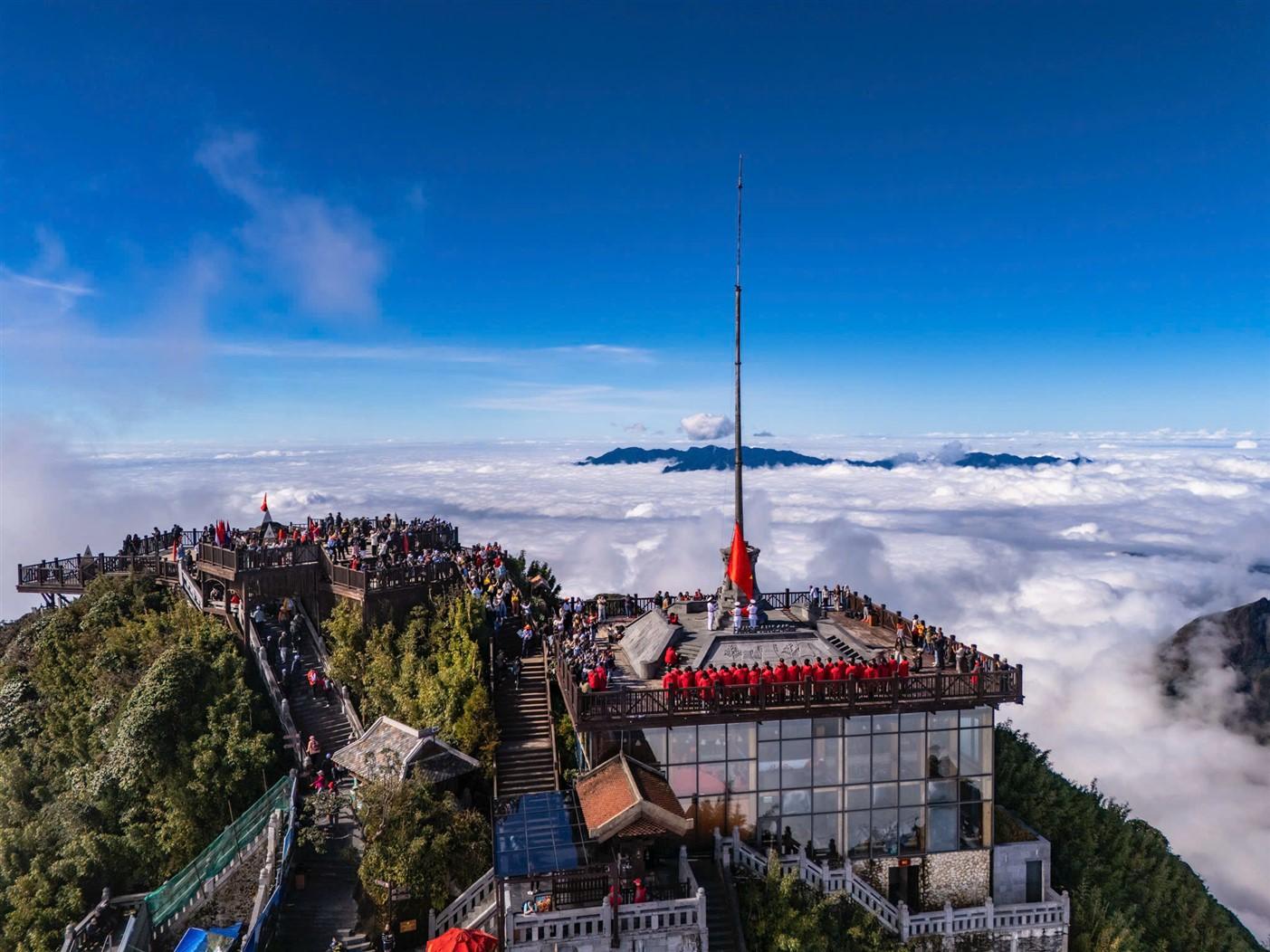 Du khách Tây thích thú săn mây, check in hoa Sen đá trên đỉnh Fansipan- Ảnh 6. C:\Users\haht02\Desktop\LH Hoa sen da_rz\Fansipan_renamed_22785.jpg