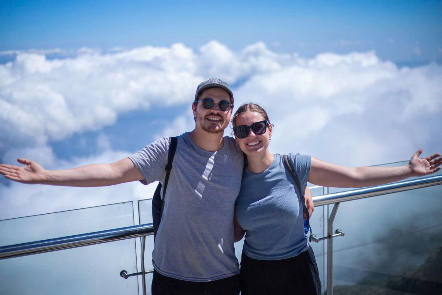 Du khách Tây thích thú săn mây, check in hoa Sen đá trên đỉnh Fansipan- Ảnh 7. C:\Users\haht02\Desktop\Fansipan muamay_rz\Du khách Tây.jpg