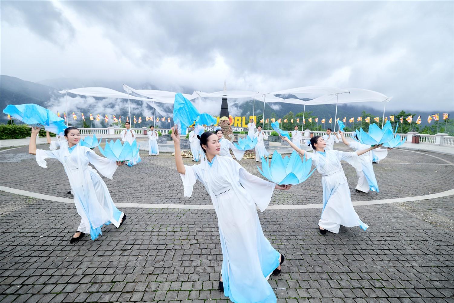 Du khách Tây thích thú săn mây, check in hoa Sen đá trên đỉnh Fansipan- Ảnh 8. C:\Users\haht02\Desktop\Fansipan muamay_rz\KHAH6921.jpg