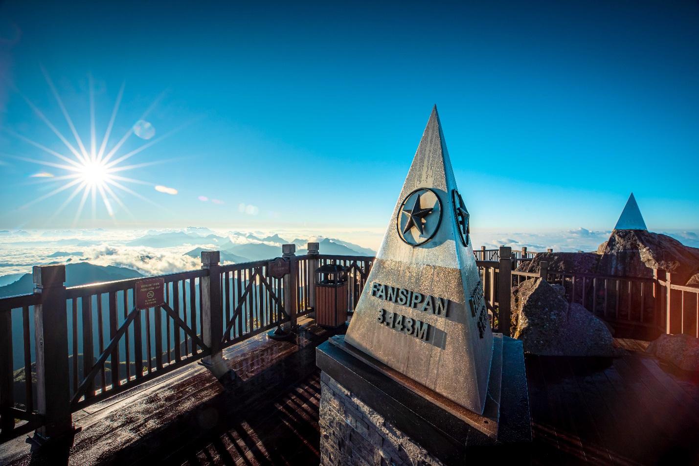 Du khách Tây thích thú săn mây, check in hoa Sen đá trên đỉnh Fansipan- Ảnh 11. C:\Users\haht02\Desktop\LH Hoa sen da\Ảnh Minh Tú (2).jpg