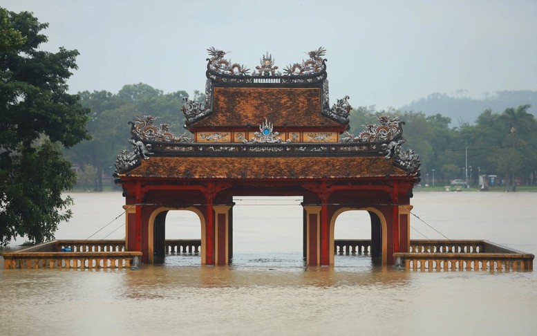 Tổng Bí thư Tô Lâm gửi Thư thăm hỏi, động viên đồng bào, cán bộ, chiến sỹ đang ứng phó, khắc phục hậu quả thiên tai- Ảnh 11. Tổng Bí thư Tô Lâm gửi Thư thăm hỏi, động viên đồng bào, cán bộ, chiến sỹ đang ứng phó, khắc phục hậu quả thiên tai- Ảnh 11.