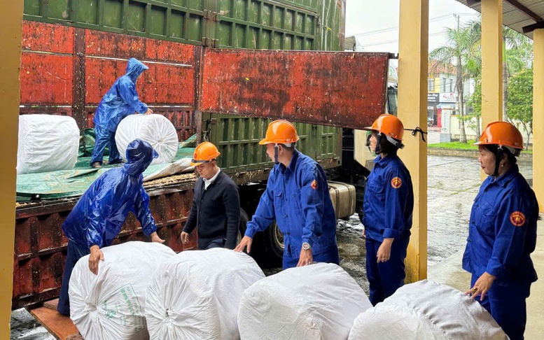 Tổng Bí thư Tô Lâm gửi Thư thăm hỏi, động viên đồng bào, cán bộ, chiến sỹ đang ứng phó, khắc phục hậu quả thiên tai- Ảnh 4. Tổng Bí thư Tô Lâm gửi Thư thăm hỏi, động viên đồng bào, cán bộ, chiến sỹ đang ứng phó, khắc phục hậu quả thiên tai- Ảnh 4.