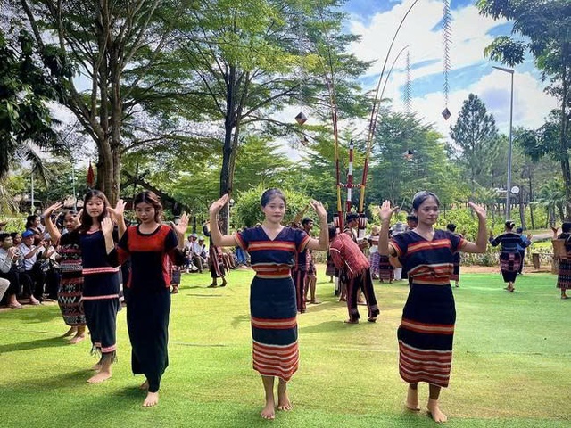 Rực rỡ sắc màu văn hóa các dân tộc Việt Nam qua chuỗi sự kiện "Em là hoa của núi”- Ảnh 1.