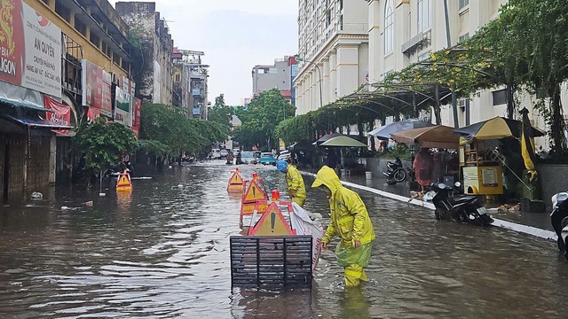 Công ty Thoát nước Hà Nội tổ chức ứng trực 24/24h với 100% quân số... sẵn sàng cao nhất ứng phó với bão số 11. Ảnh: VGP