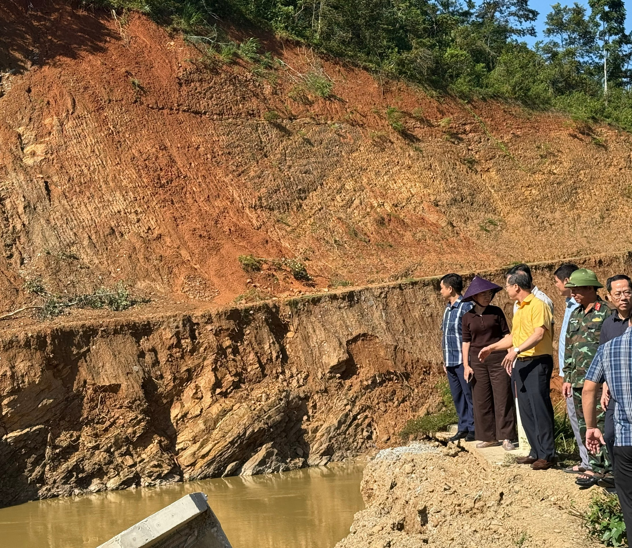 Nữ phó Bí thư Tỉnh uỷ kiểm tra, chỉ đạo khẩn trương khắc phục hậu quả bão số 10- Ảnh 3.