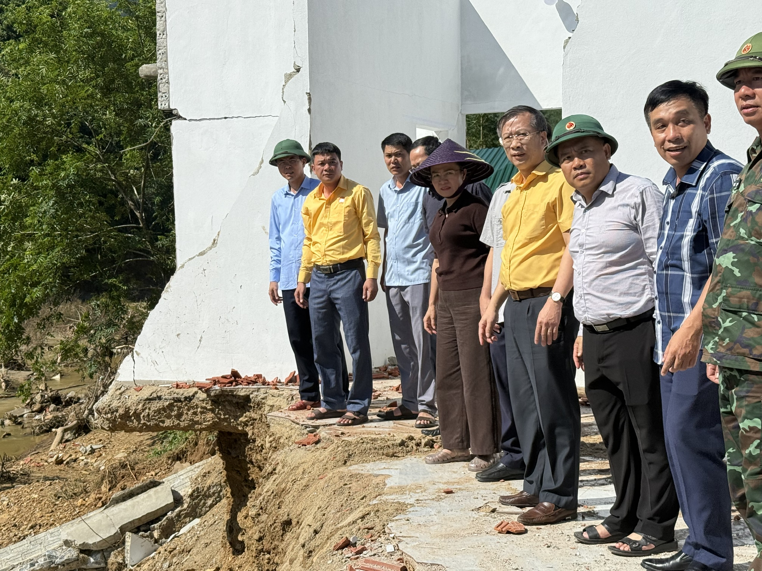 Nữ phó Bí thư Tỉnh uỷ kiểm tra, chỉ đạo khẩn trương khắc phục hậu quả bão số 10- Ảnh 4.