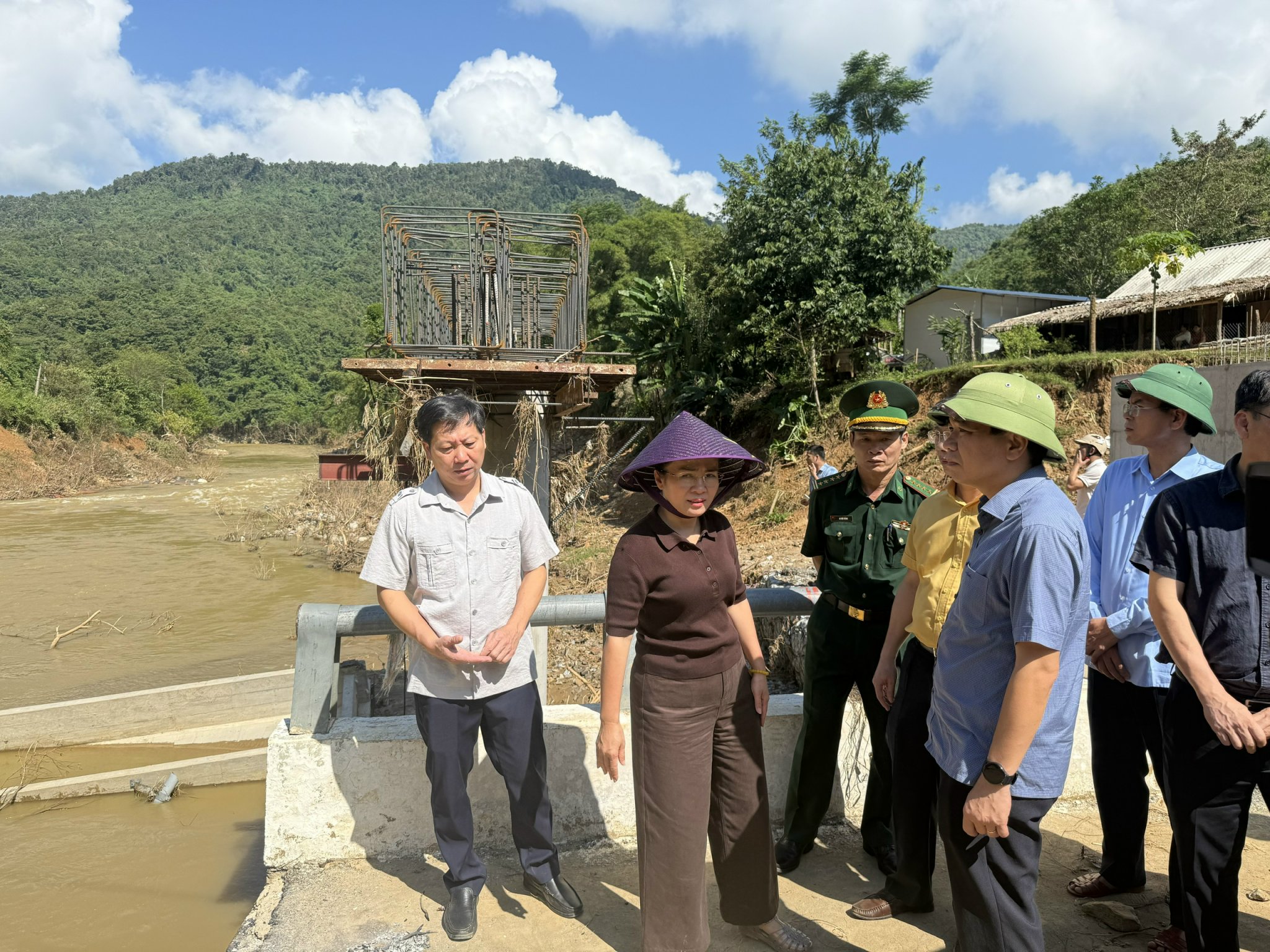 Nữ phó Bí thư Tỉnh uỷ kiểm tra, chỉ đạo khẩn trương khắc phục hậu quả bão số 10- Ảnh 5.