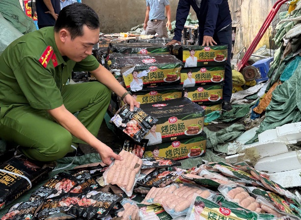 Gần 1,7 tấn xúc xích, lạp xưởng không rõ nguồn gốc suýt tuồn ra thị trường: Lời cảnh báo cho người tiêu dùng Thủ đô- Ảnh 1. Gần 1,7 tấn xúc xích, lạp xưởng không rõ nguồn gốc suýt tuồn ra thị trường: Lời cảnh báo cho người tiêu dùng Thủ đô- Ảnh 1.