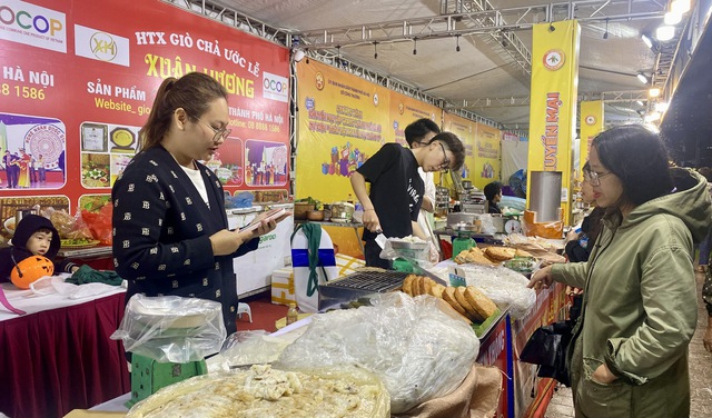 Hà Nội kích cầu mua sắm, thúc đẩy thanh toán số với “Ngày hội khuyến mại tháng 11”- Ảnh 1. Hà Nội kích cầu mua sắm, thúc đẩy thanh toán số với “Ngày hội khuyến mại tháng 11”- Ảnh 1.