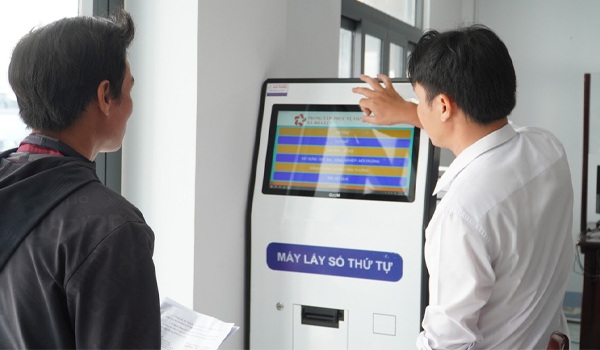 Hà Nội thí điểm kiosk thông minh xác thực, cấp bản sao số tài liệu điện tử- Ảnh 1. Hà Nội thí điểm kiosk thông minh xác thực, cấp bản sao số tài liệu điện tử- Ảnh 1.