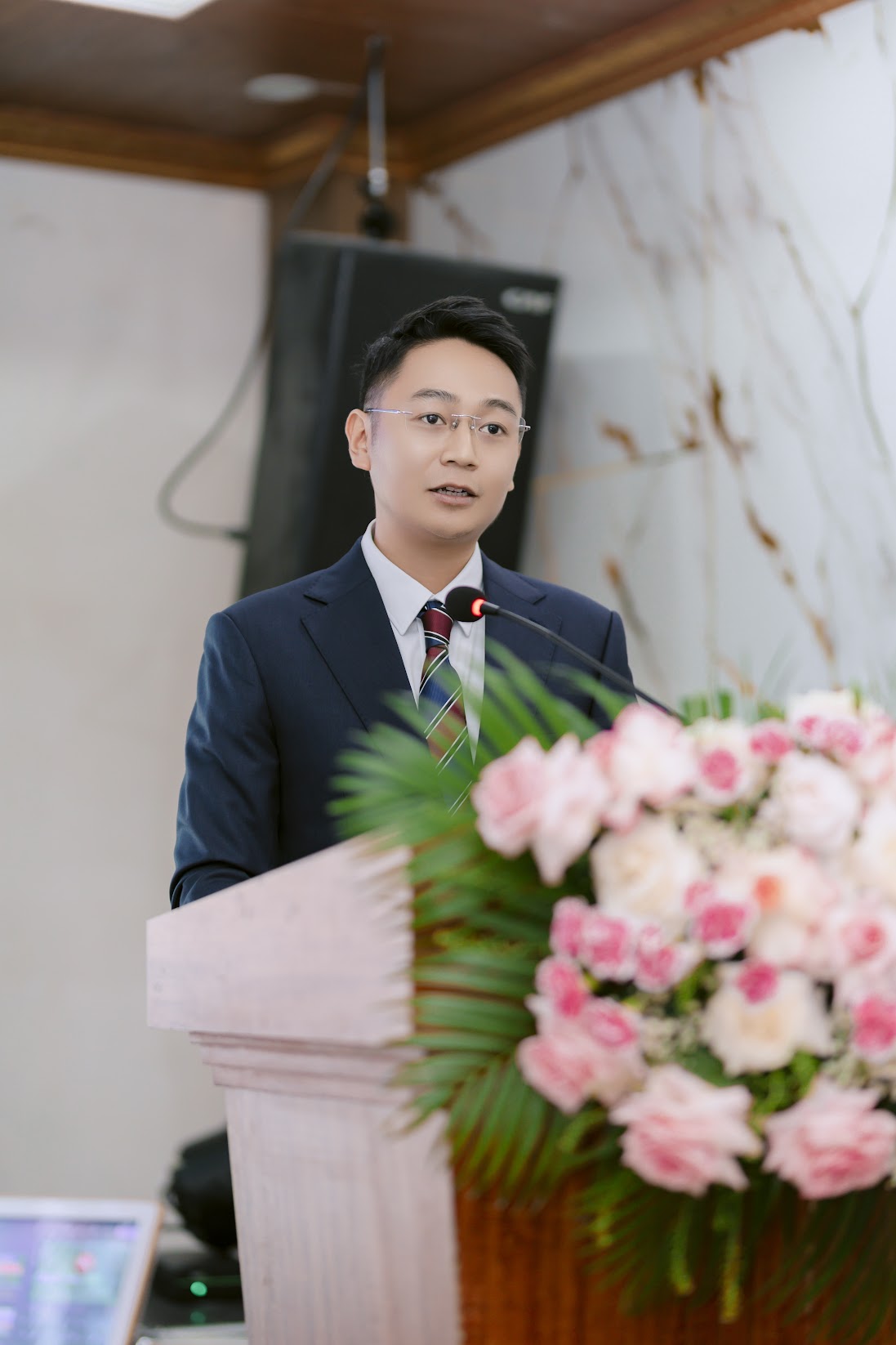 ROX Living Hồng Lĩnh: Bước ngoặt từ tái khởi động thương hiệu đến tái sinh giá trị đầu tư- Ảnh 2. A person standing at a podium AI-generated content may be incorrect.