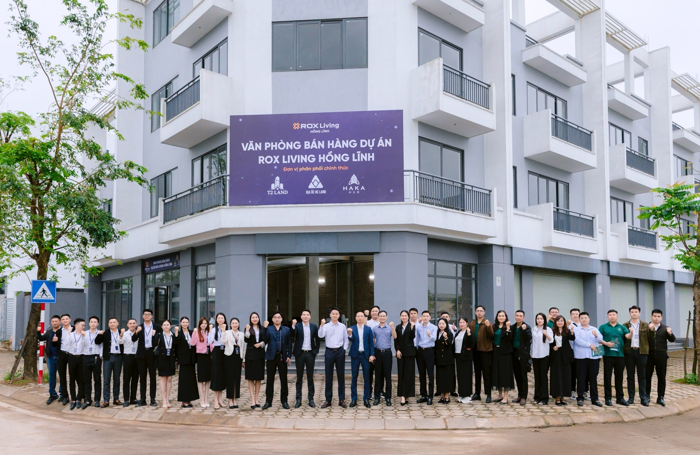 ROX Living Hồng Lĩnh: Bước ngoặt từ tái khởi động thương hiệu đến tái sinh giá trị đầu tư- Ảnh 3. A group of people standing in front of a building AI-generated content may be incorrect.