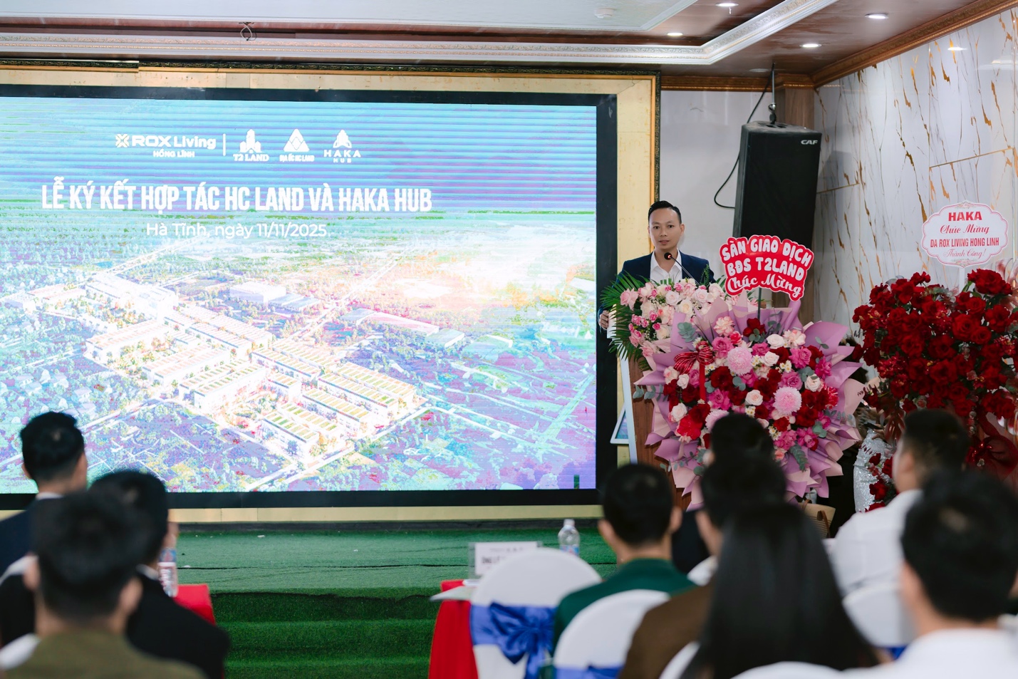 ROX Living Hồng Lĩnh: Bước ngoặt từ tái khởi động thương hiệu đến tái sinh giá trị đầu tư- Ảnh 4. A person standing in front of a large screen AI-generated content may be incorrect.