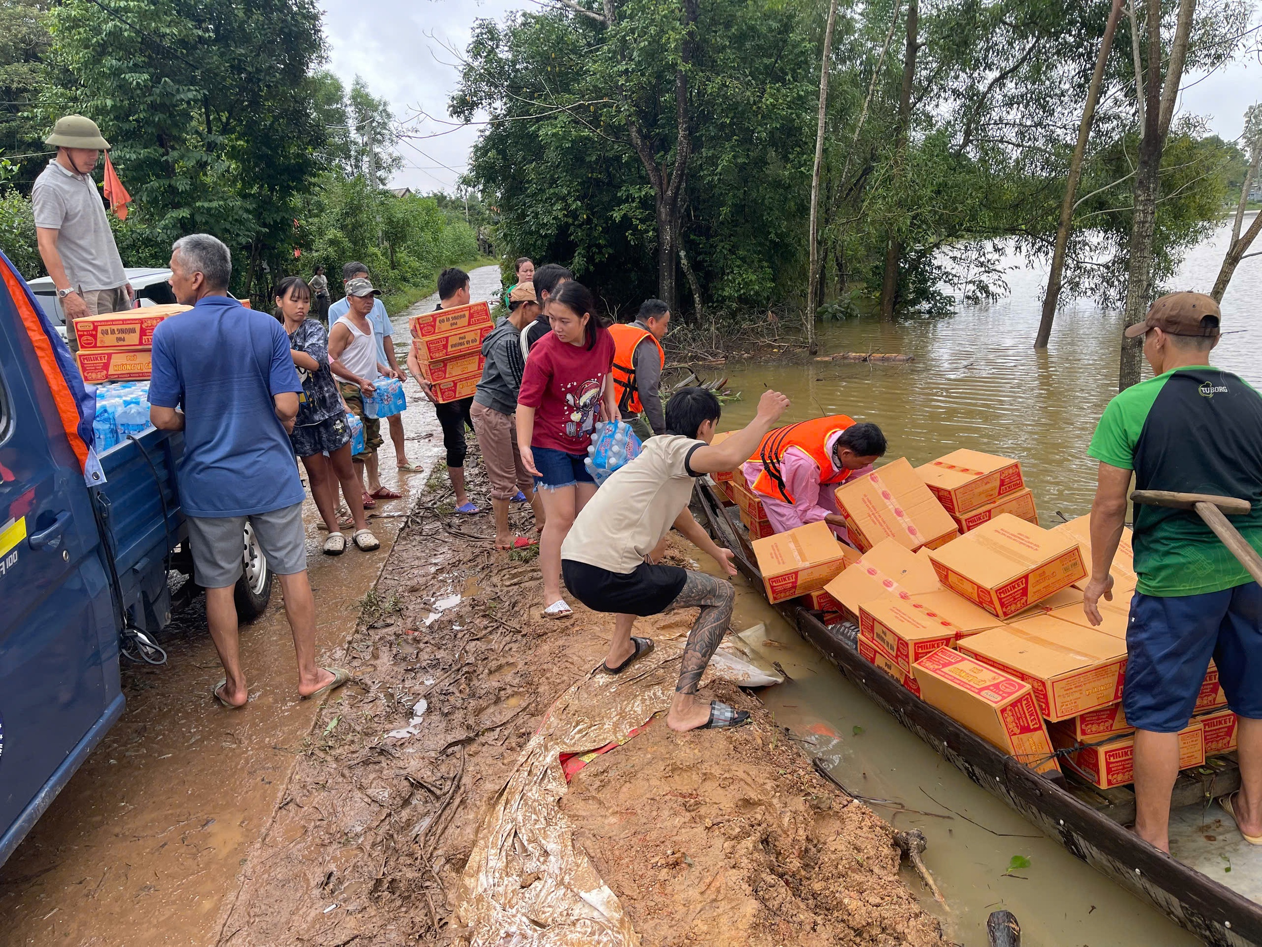 Người hơn một thập kỷ đi qua những vùng lũ và triết lí sống giản dị- Ảnh 3.