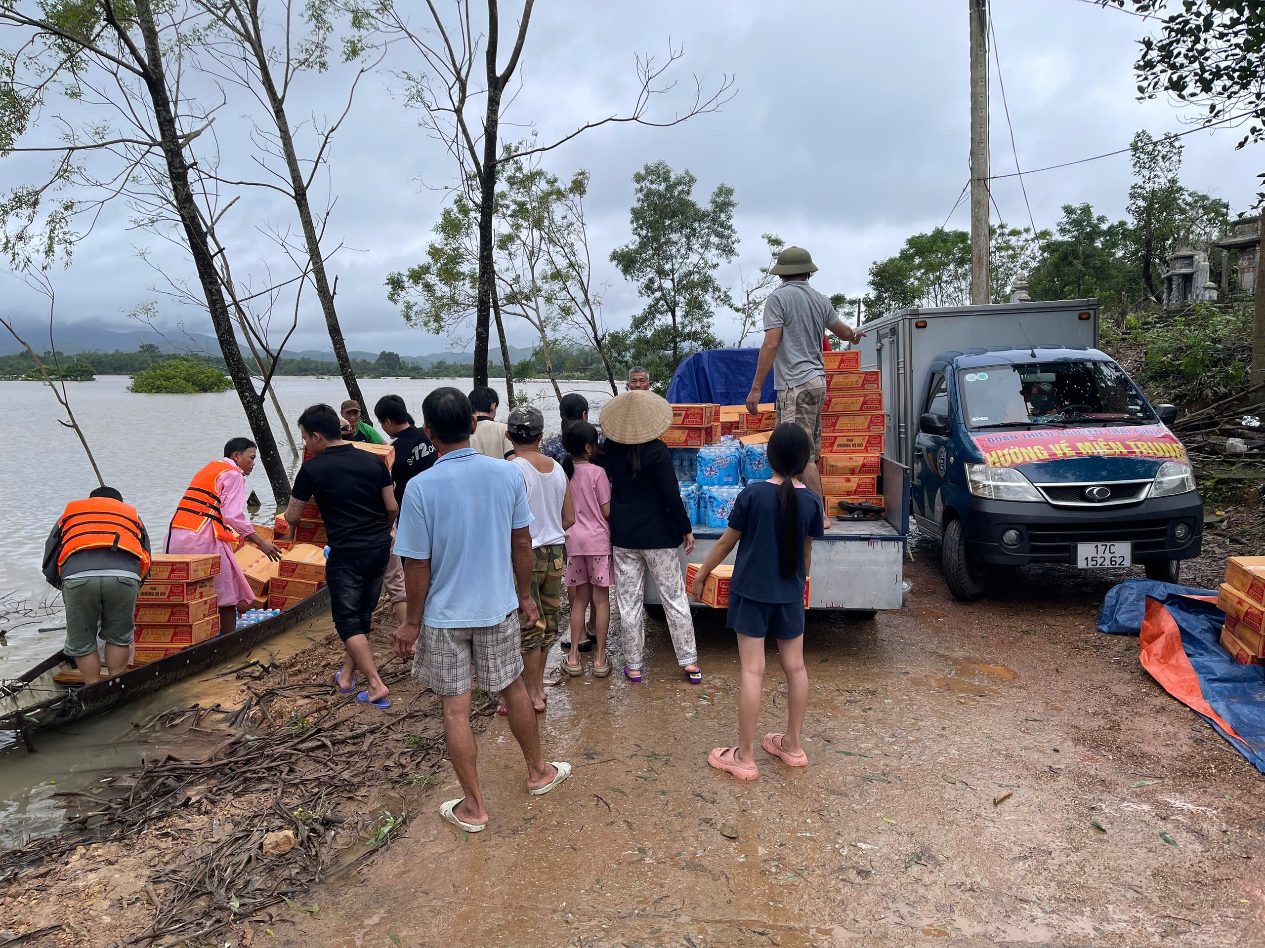 Người hơn một thập kỷ đi qua những vùng lũ và triết lí sống giản dị- Ảnh 2.
