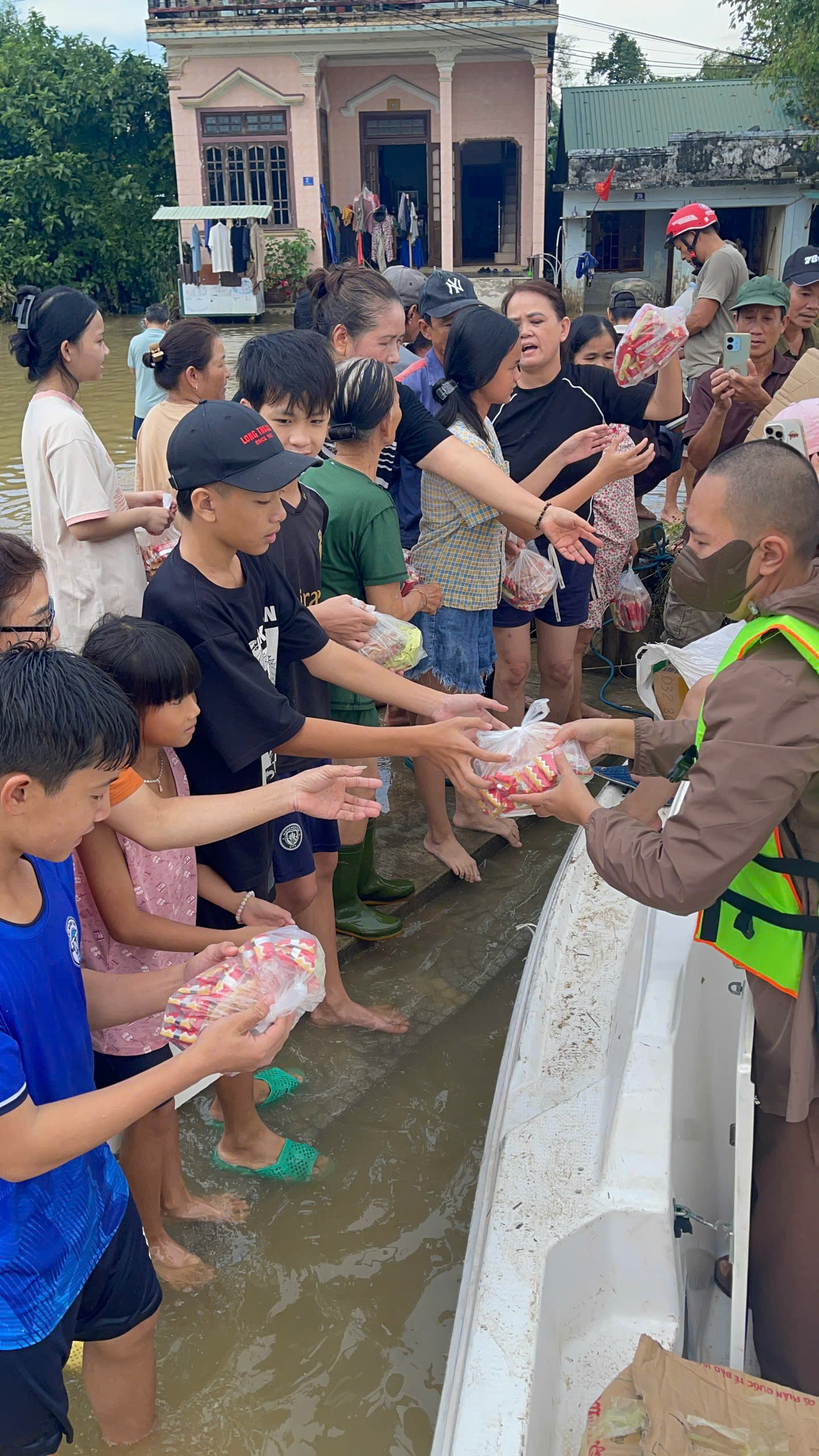 Người hơn một thập kỷ đi qua những vùng lũ và triết lí sống giản dị- Ảnh 5.