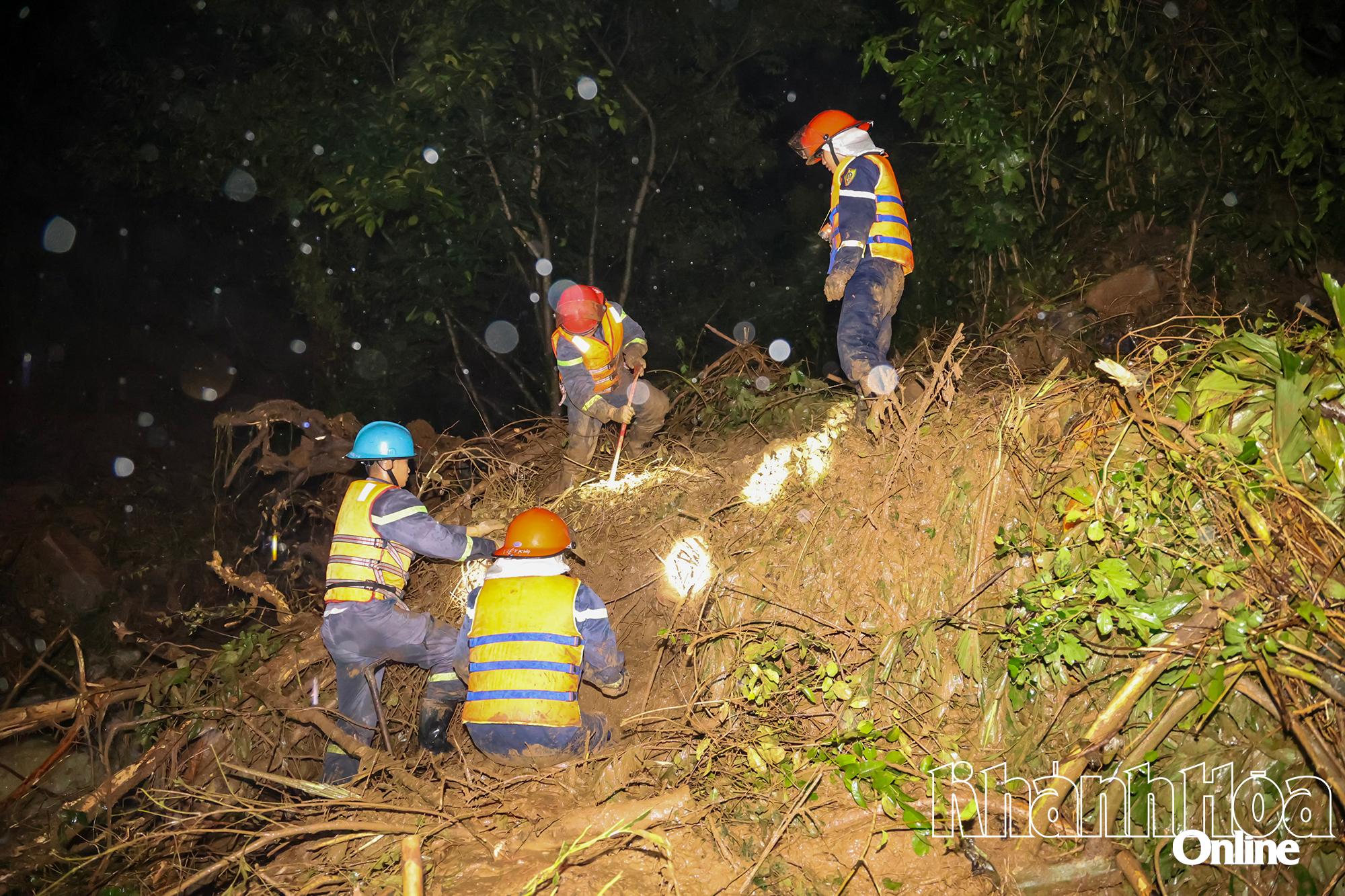 Hiện trường vụ sạt lở núi đè lên xe khách Phương Trang khiến 6 người chết, 16 người bị thương- Ảnh 4. Hiện trường vụ sạt lở núi đè lên xe khách Phương Trang khiến 6 người chết, 16 người bị thương- Ảnh 4.