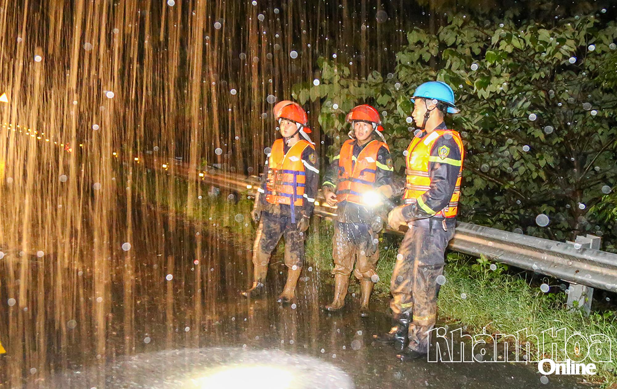 Hiện trường vụ sạt lở núi đè lên xe khách Phương Trang khiến 6 người chết, 16 người bị thương- Ảnh 6. Hiện trường vụ sạt lở núi đè lên xe khách Phương Trang khiến 6 người chết, 16 người bị thương- Ảnh 6.