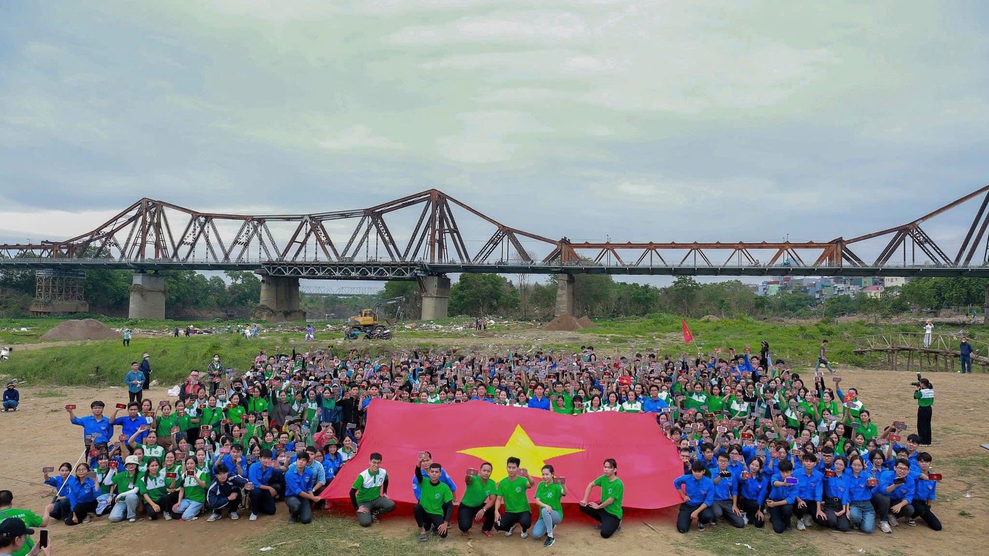 Chuyện chưa kể về những bạn trẻ ngâm mình trong nước: Vì một "Hà Nội xanh - Dòng sông không rác"- Ảnh 1. Chuyện chưa kể về những bạn trẻ ngâm mình trong nước: Vì một "Hà Nội xanh - Dòng sông không rác"- Ảnh 1.