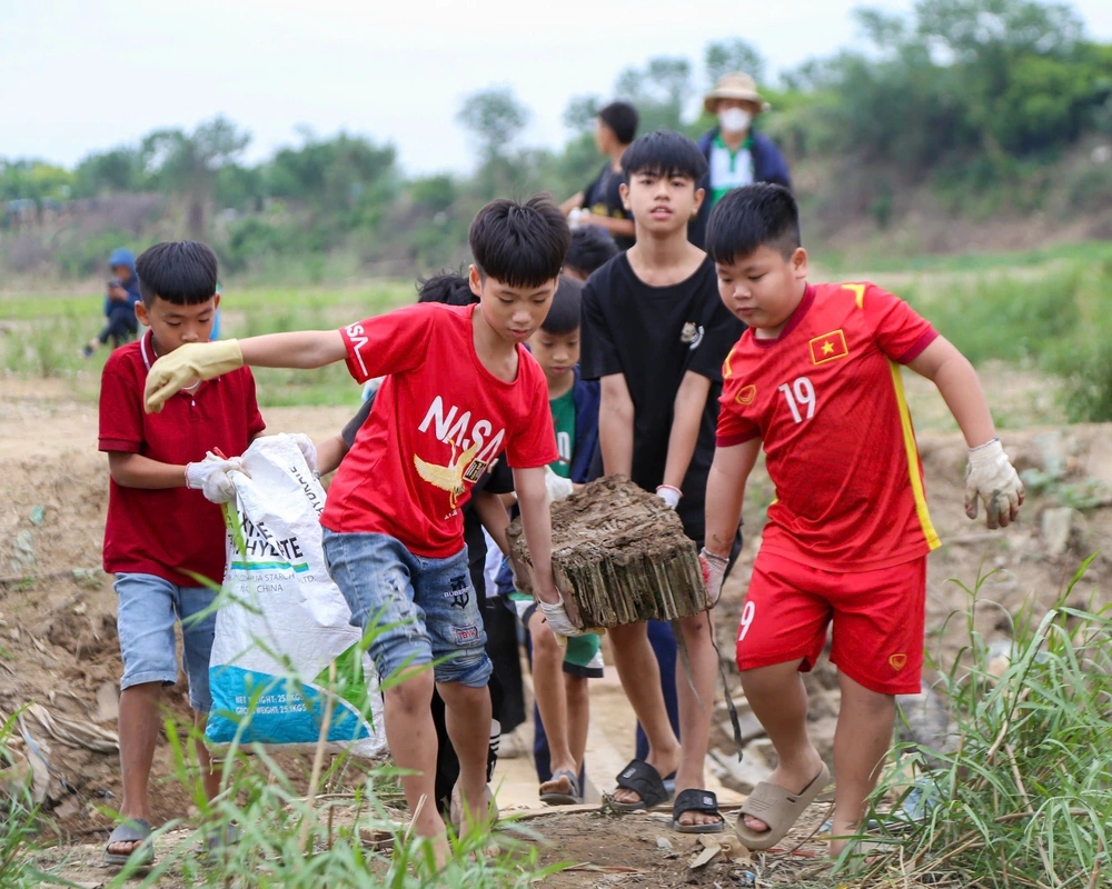 Chuyện chưa kể về những bạn trẻ ngâm mình trong nước: Vì một "Hà Nội xanh - Dòng sông không rác"- Ảnh 3. Chuyện chưa kể về những bạn trẻ ngâm mình trong nước: Vì một "Hà Nội xanh - Dòng sông không rác"- Ảnh 3.