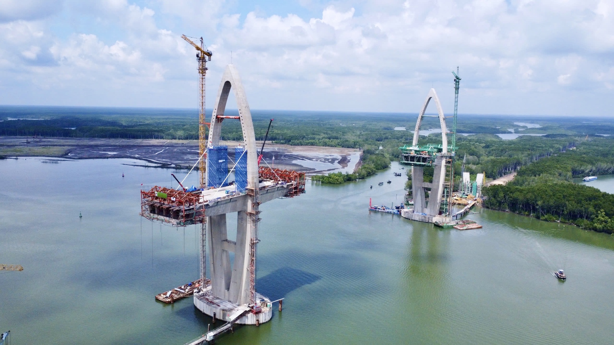 Chưa từng có: Cầu lập kỷ lục Đông Nam Á, nối 2 địa phương giàu nhất Việt Nam vượt tiến độ tới 6 tháng- Ảnh 3. Chưa từng có: Cầu lập kỷ lục Đông Nam Á, nối 2 địa phương giàu nhất Việt Nam vượt tiến độ tới 6 tháng- Ảnh 3.