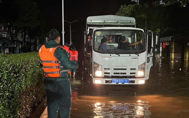 Phó Thủ tướng Hồ Quốc Dũng: Di dời dân ngay trong ngày, tuyệt đối không để xảy ra thiệt hại về người- Ảnh 13. Phó Thủ tướng Hồ Quốc Dũng: Di dời dân ngay trong ngày, tuyệt đối không để xảy ra thiệt hại về người- Ảnh 13.
