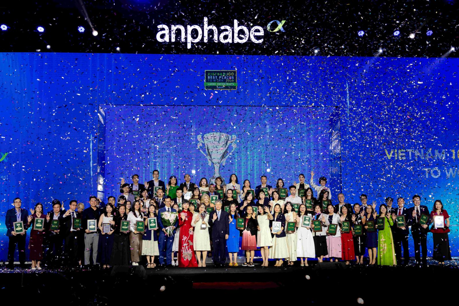 Sun Group được xướng danh Nơi làm việc tốt nhất Việt Nam 2025- Ảnh 1. Sun Group được xướng danh Nơi làm việc tốt nhất Việt Nam 2025- Ảnh 1.