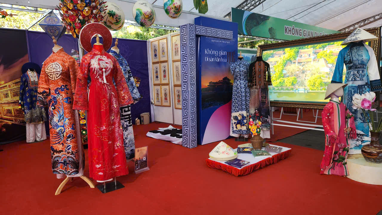300 hình ảnh và tư liệu về di sản tham gia triển lãm “Di sản Văn hóa, danh thắng Việt Nam và sản phẩm thủ công truyền thống năm 2025”- Ảnh 4.