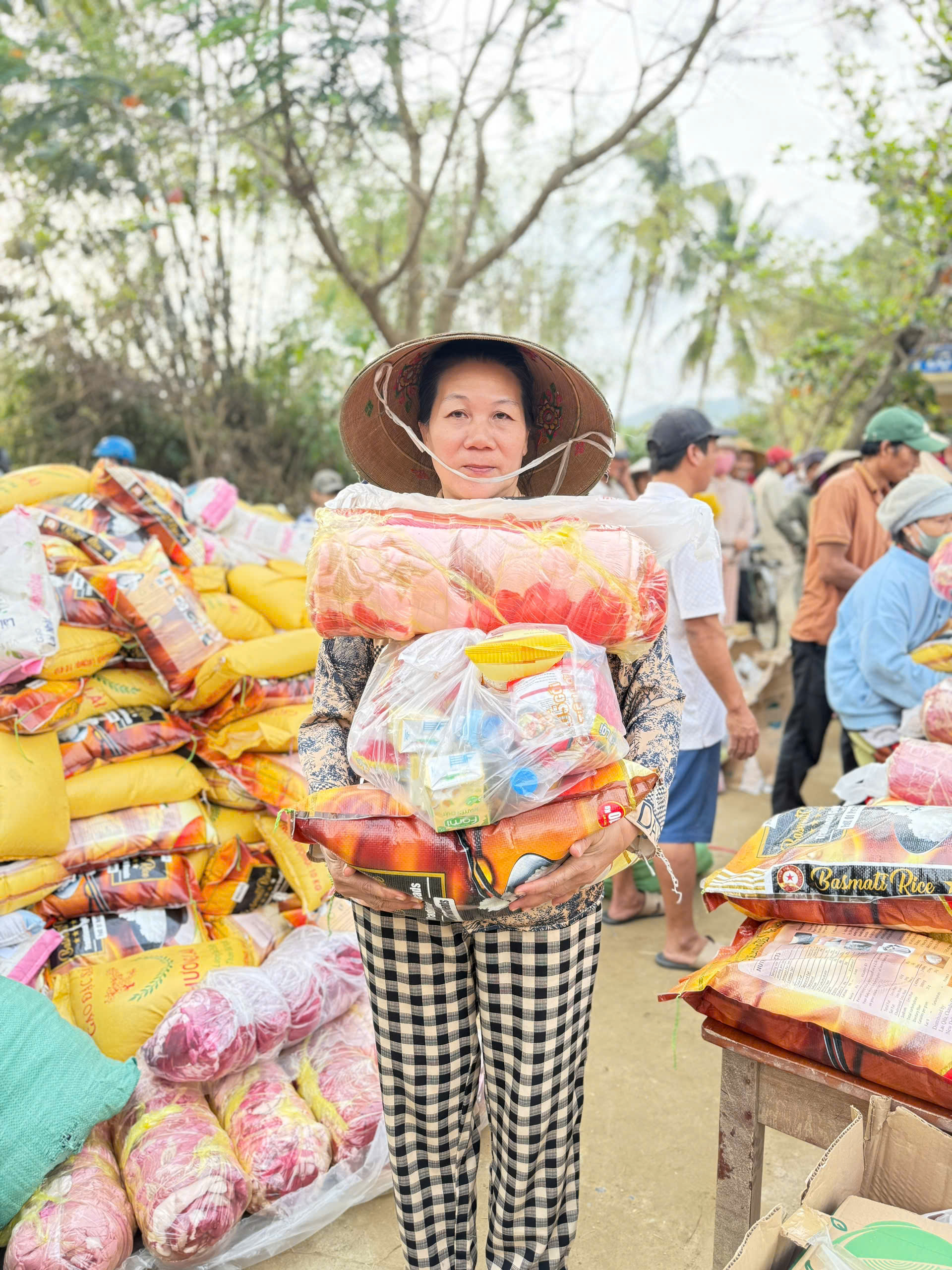 CLB Thiện nguyện trẻ Thái Bình: Trao yêu thương đến bà con vùng lũ Phú Yên- Ảnh 4. CLB Thiện nguyện trẻ Thái Bình: Trao yêu thương đến bà con vùng lũ Phú Yên- Ảnh 4.