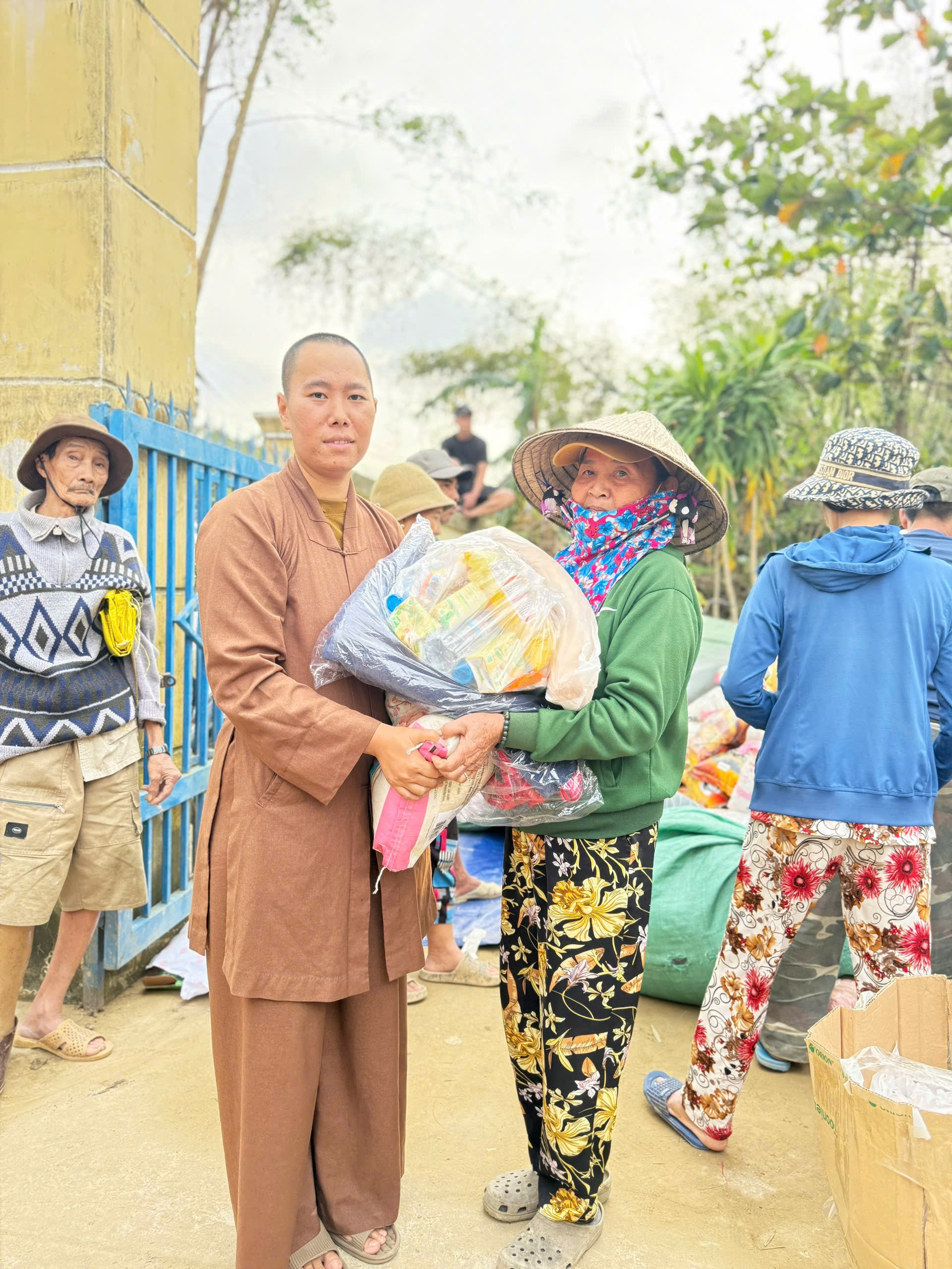 CLB Thiện nguyện trẻ Thái Bình: Trao yêu thương đến bà con vùng lũ Phú Yên- Ảnh 3. CLB Thiện nguyện trẻ Thái Bình: Trao yêu thương đến bà con vùng lũ Phú Yên- Ảnh 3.