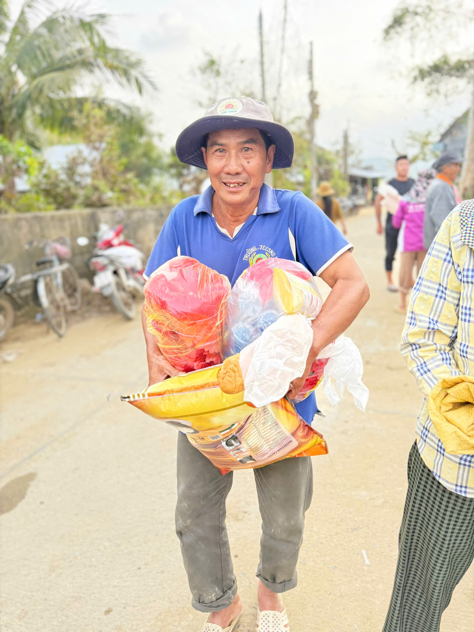 CLB Thiện nguyện trẻ Thái Bình: Trao yêu thương đến bà con vùng lũ Phú Yên- Ảnh 5. CLB Thiện nguyện trẻ Thái Bình: Trao yêu thương đến bà con vùng lũ Phú Yên- Ảnh 5.