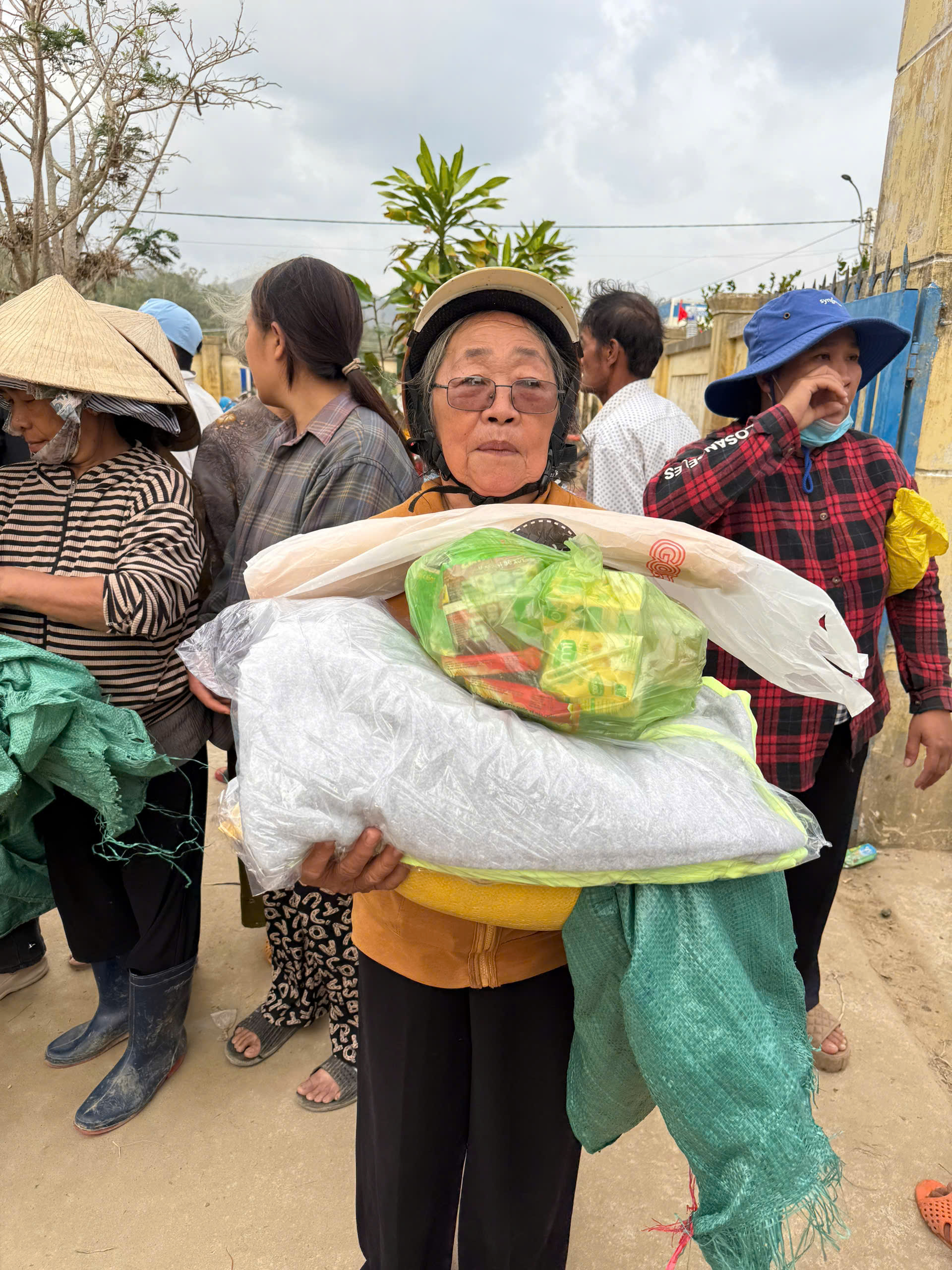 CLB Thiện nguyện trẻ Thái Bình: Trao yêu thương đến bà con vùng lũ Phú Yên- Ảnh 6. CLB Thiện nguyện trẻ Thái Bình: Trao yêu thương đến bà con vùng lũ Phú Yên- Ảnh 6.