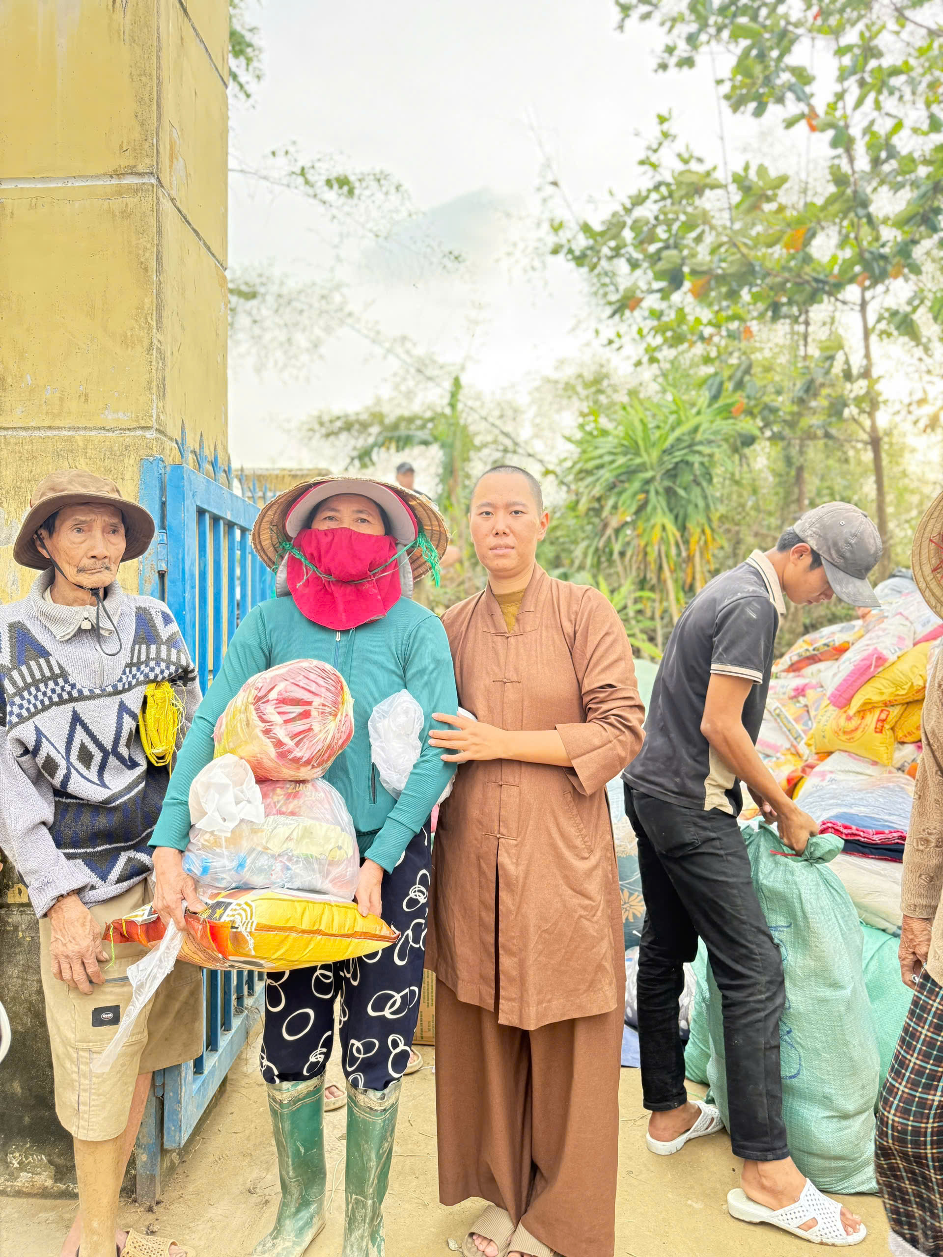 CLB Thiện nguyện trẻ Thái Bình: Trao yêu thương đến bà con vùng lũ Phú Yên- Ảnh 2. CLB Thiện nguyện trẻ Thái Bình: Trao yêu thương đến bà con vùng lũ Phú Yên- Ảnh 2.