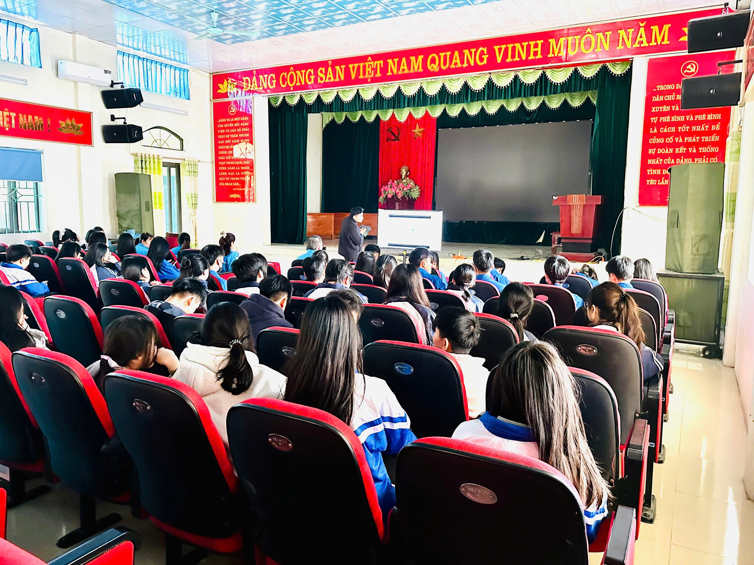 Tuổi trẻ Hưng Yên: Hơn 300.000 người tham gia lớp trực tuyến “Bình dân học vụ số”- Ảnh 2.