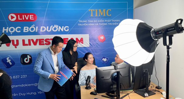 Trường CĐ Hữu Nghị: Bế giảng Lớp bồi dưỡng nghiệp vụ Livestream - Khóa 01- Ảnh 7.