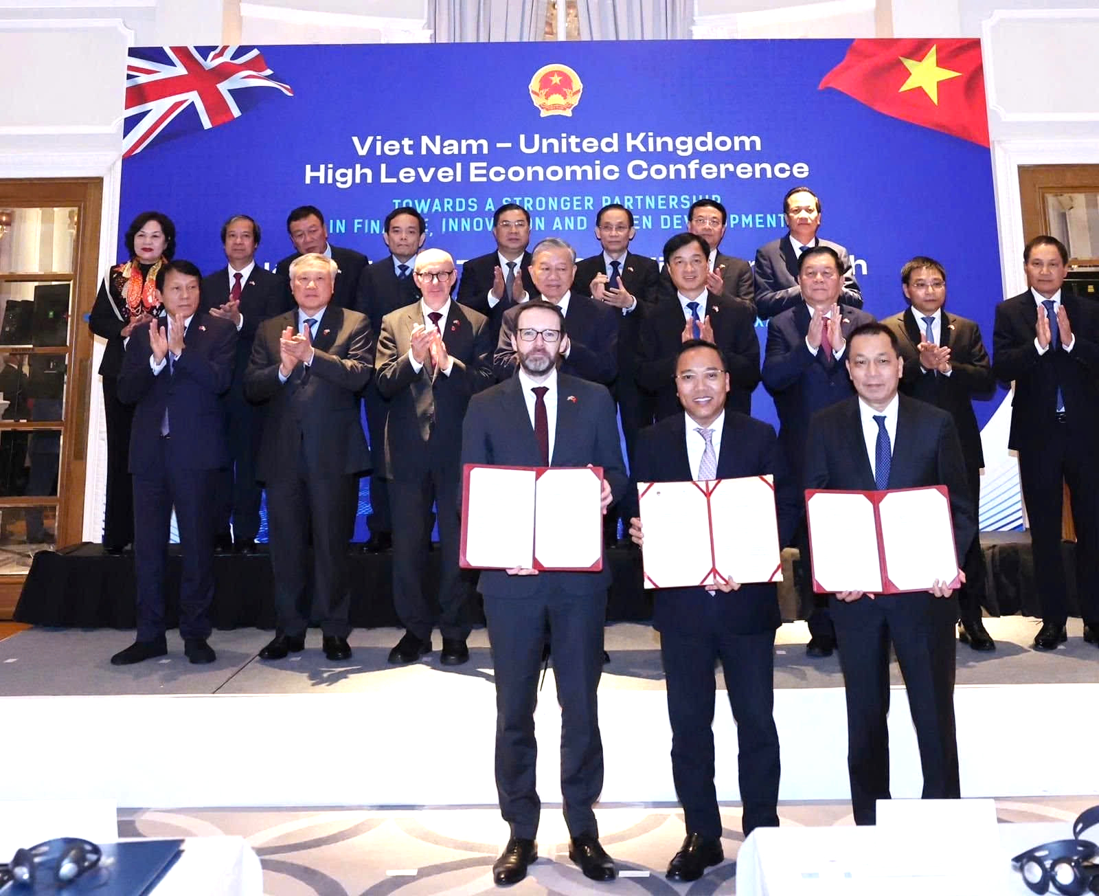 Dưới sự chứng kiến của Tổng Bí thư Tô Lâm, Việt Nam đạt cột mốc mới trong "lĩnh vực 8 tỷ USD của Anh"- Ảnh 1. Dưới sự chứng kiến của Tổng Bí thư Tô Lâm, Việt Nam đạt cột mốc mới trong "lĩnh vực 8 tỷ USD của Anh"- Ảnh 1.